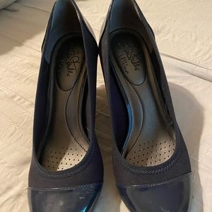 Very cute navy pumps.  Super comfortable and worn twice